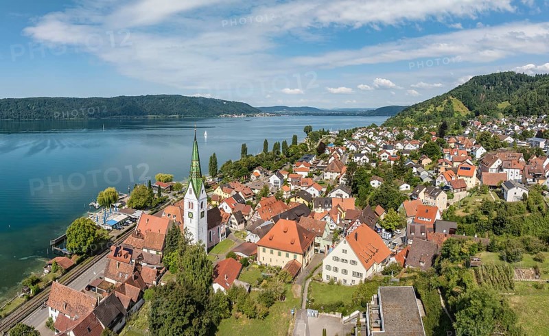 Luftbild von der Ortschaft Sipplingen am Bodensee bei sommerlicher Vegetation, gegenüber der Bodanrück, Bodenseekreis Baden-Württemberg, Deutschland