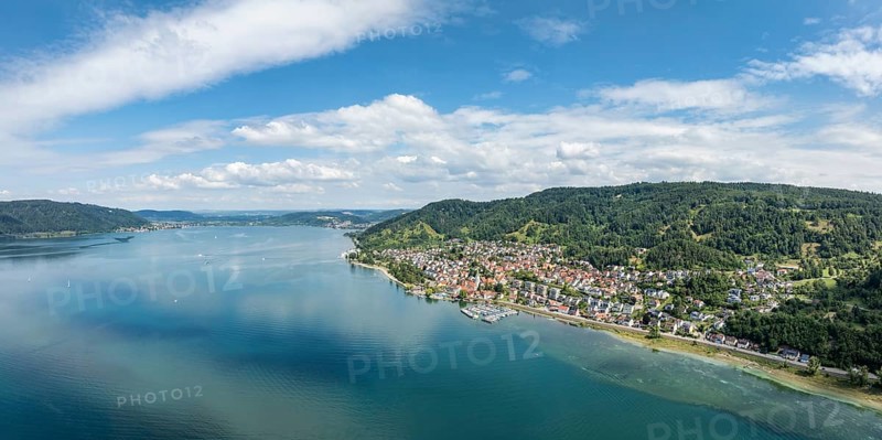 Luftbild, Panorama von der Ortschaft Sipplingen am Bodensee bei sommerlicher Vegetation, gegenüber der Bodanrück, Bodenseekreis Baden-Württemberg, Deutschland