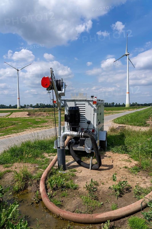 Mobile pump for artificial irrigation with a sprinkler system in a field where sugar beet is grown, the water is pumped from a well, west of Kerken, on the Lower Rhine, North Rhine-Westphalia, Germany
