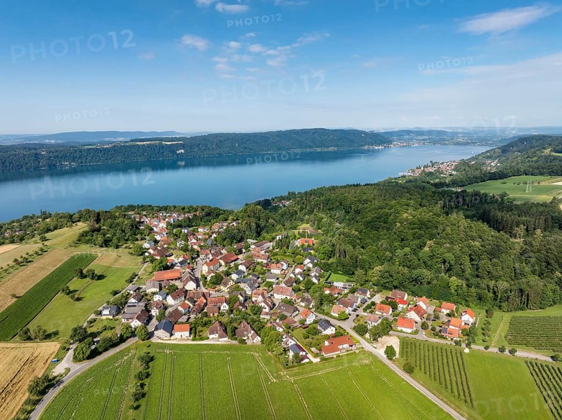 Luftbild vom Bodensee mit der Ortschaft Hödingen, am Horizont der Bodanrück, Überlingen, Bodenseekreis, Baden-Württemberg, Deutschland