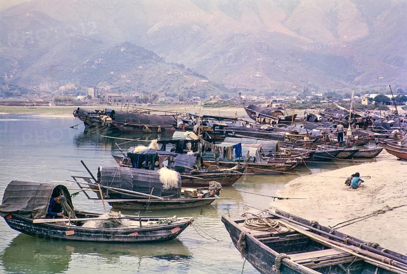 People living on sampans and junks, Tai Po Hoi, New Territories, Hong Kong, Asia, 1964