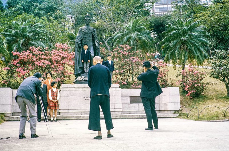 Sunday outings family photo, Mid Levels, Botanical Gardens, Hong Kong, Asia, 1964 children pose by bronze statue of King George VI