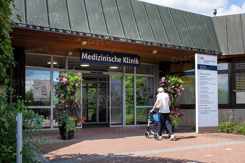 Eingangsbereich mit Wegweiser, Pylone, Stele der Medizinischen Klinik, Fachbereich für innere Medizin, Universitätsklinikum Tübingen auf dem Schnarrenberg, Baden-Württemberg, Deutschland