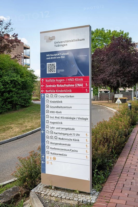 Wegweiser, Pylone, Stele zu verschiedene Notaufnahmestellen, Notfallmedizin und Fachkliniken, Crona Kliniken, Universitätsklinikum Tübingen auf dem Schnarrenberg, Baden-Württemberg, Deutschland