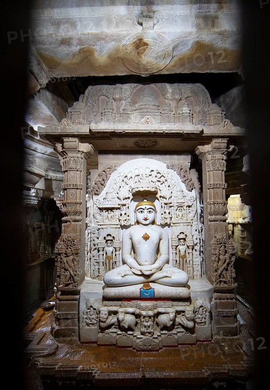 White marble statue of Mahavira in the Jain temple Chandraprabhu in the fortress in Jaisalmer, Rajasthan, India