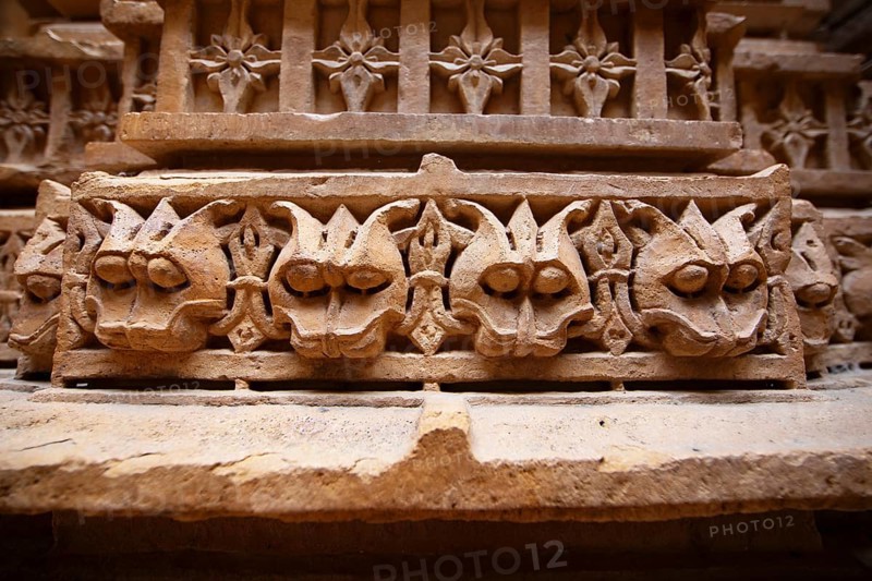 Sculptures of heads on a pillar in the Jain temple Chandraprabhu in the fortress in Jaisalmer, Rajasthan, India