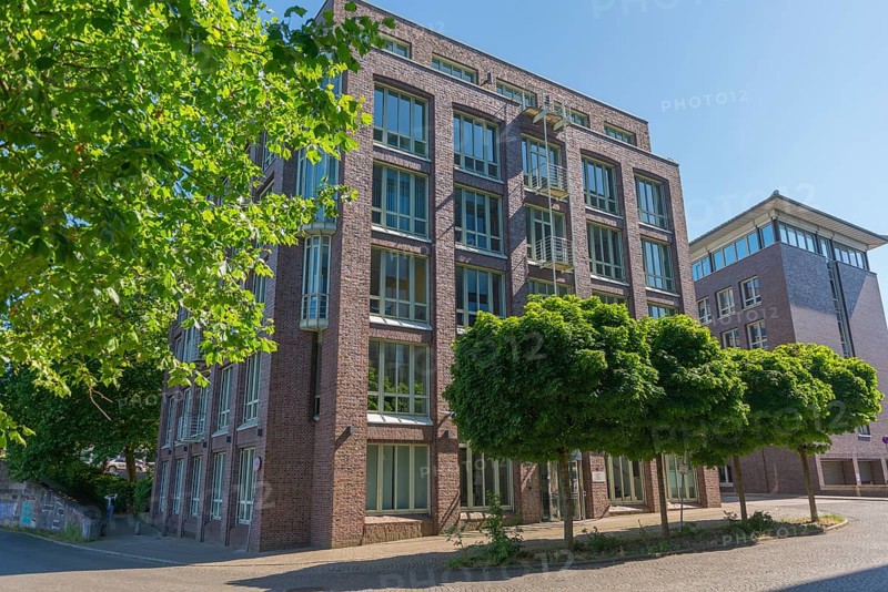 New buildings on Alte Neustadt, Willis Towers Watson, residential, offices, large windows, group of trees, brick architecture, pavement, blue sky, Hanseatic City of Bremen, Germany