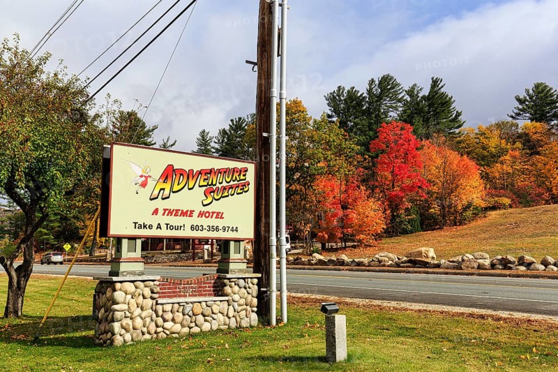 Sign with lettering, fall leaves, boutique hotel, theme hotel Adventure Suites Hotel, Indian Summer, North Conway, Kancamagus Highway, White Mountain, New Hampshire, New England, USA
