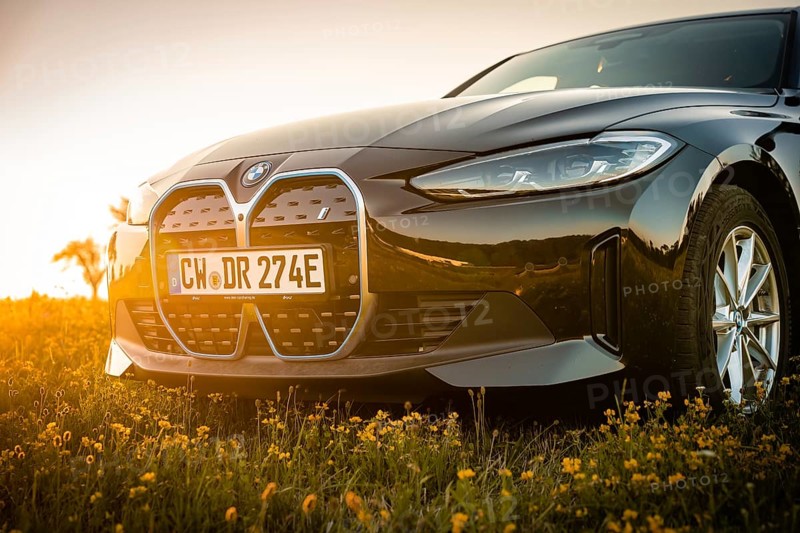 Front view of a BMW with grille and sunset in the background, BMW i7 electric car, Deer e-Carsharing, Calw, Germany