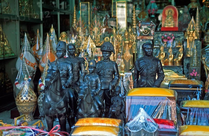 Window display, soldiers, cavalry, figurines, Bangkok, Thailand, December 2002, vintage, retro, old, historic