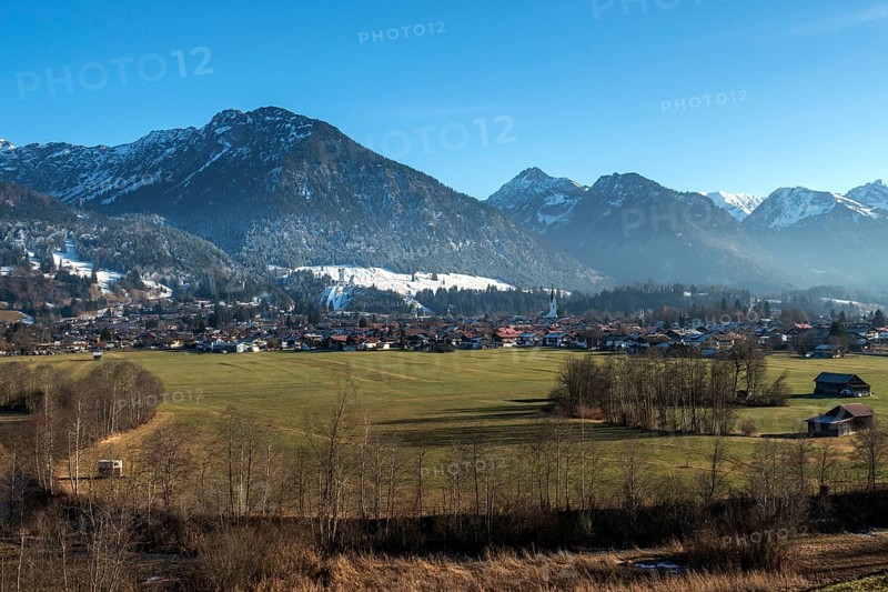 View of Oberstdorf, Schattenberg behind and mountains of the Allgäu Alps, Oberstdorf, Oberallgäu, Allgäu, Bavaria, Germany