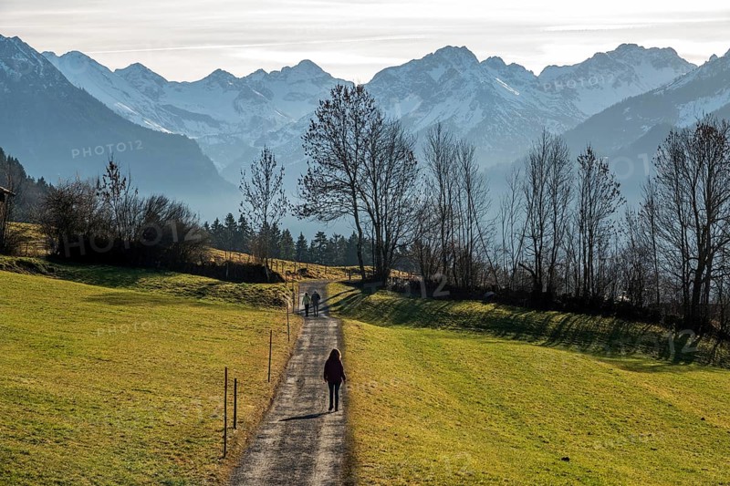 Hikers near Reichenbach, behind mountains of the Allgäu Alps, near Oberstdorf, Oberallgäu, Allgäu, Bavaria, Germany