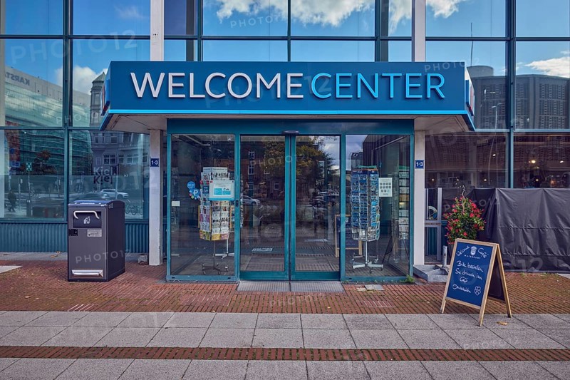Welcome Center, entrance area, glass façade, door, sunny, diffuse light, Stresemannplatz, Kiel, state capital, district-free city, Schleswig-Holstein, Germany