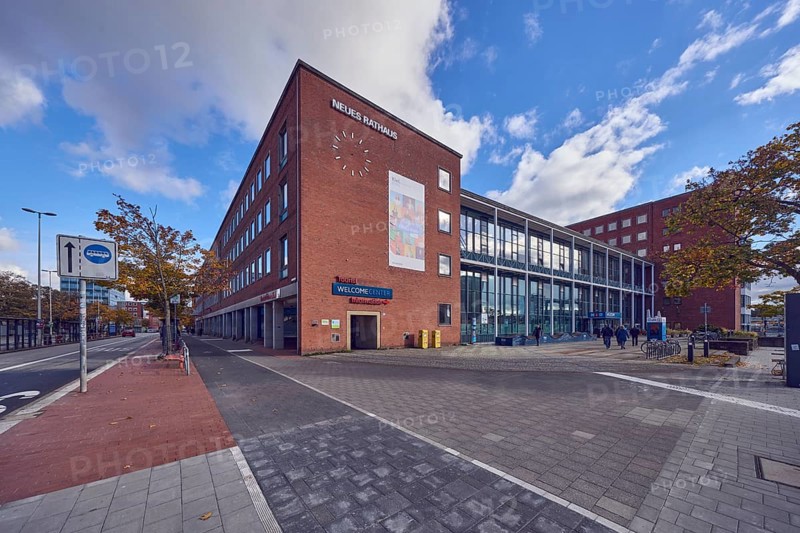 New town hall, brick building, modern architecture, façade with windows, glass façade, lantern, trees, autumn leaves, diffuse light, slightly sunny, blue sky, cumulus clouds, Andreas-Gayk-Straße, Kiel, state capital, district-free city, Schleswig-Holstein, Germany