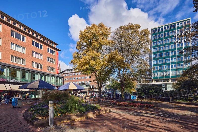 Pedestrian zone, Hotel Astor Kiel by Campanile, leather shop, Meissner leather, general architecture, high-rise building, modern architecture, square, park, flower bed, trees, autumn leaves, paths, lantern, outdoor area of a restaurant, blue sky, cumulus clouds, Holstenplatz, Kiel, state capital, district-free city, Schleswig-Holstein, Germany