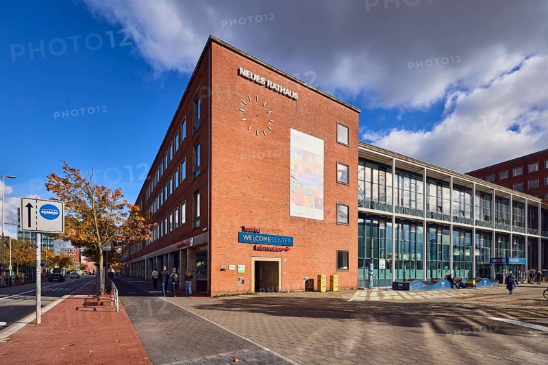 New town hall, brick building, brick architecture, modern architecture, façade with windows, trees, autumn leaves, blue sky, cumulus clouds, stratocumulus clouds, Andreas-Gayk-Straße, Stresemannplatz, Kiel, state capital, district-free city, Schleswig-Holstein, Germany