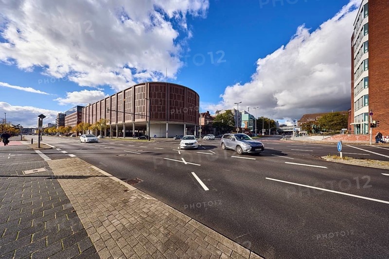 ZOB parking garage, general architecture, modern building, parking garage, square, roads, road markings lanes, cars, trees, blue sky, cumulus clouds, stratocumulus clouds, cumulonimbus clouds, intersection Kaistraße, Stresemannplatz and Bollhörnkai, Kiel, state capital, district-free city, Schleswig-Holstein, Germany