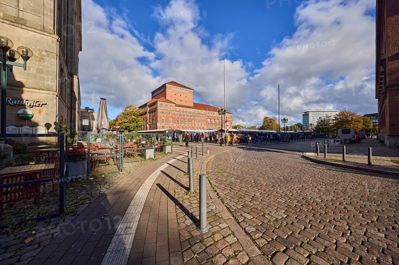 Restaurant Ratskeller, outdoor area of a restaurant, opera house, general architecture, brick building, street, barrier bollard, cobblestone road surface, square, market stalls, blue sky, cumulus clouds, Fleethörn intersection with town hall square, Kiel, state capital, district-free city, Schleswig-Holstein, Germany