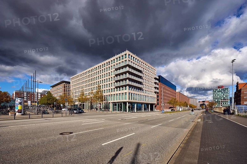 General architecture, brick building, modern building, street, sidewalk, cycle path, lantern, Atlantic Hotel, trees, autumn leaves, vehicles, pedestrians and cyclists as secondary motifs, blue sky, cumulus clouds, stratocumulus clouds, cumulonimbus clouds, white and dark clouds, intersection of Kaistraße, Raiffeisenstraße and Kiel Sailors Square, Kiel, state capital, district-free city, Schleswig-Holstein, Germany