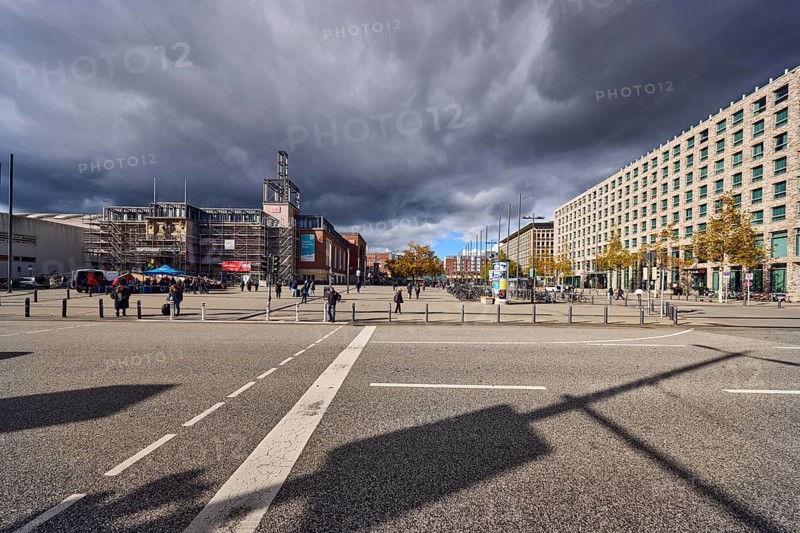 Main station, scaffolding, renovation, general architecture, buildings, modern buildings, barrier bollards, pedestrian crossing, traffic lights, street, square, trees, autumn leaves, pedestrians as accessories, cloudy, stratocumulus clouds, cumulonimbus clouds, white and dark clouds, intersection between Kaistraße, Kiel Sailors Square, Station Square and Raiffeisenstraße, Kiel, state capital, district-free city, Schleswig-Holstein, Germany