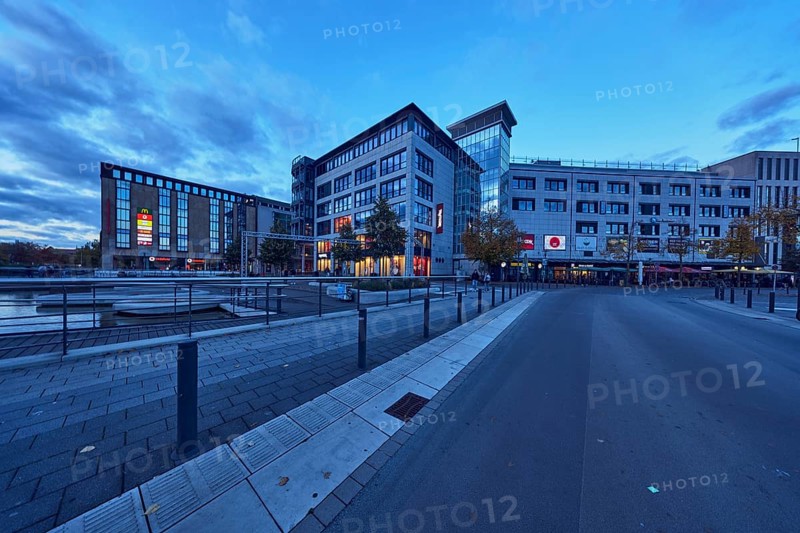Holstenfleet, water area, commercial building, modern architecture, road, curve, stainless steel railing, barrier bollard, evening blue hour, blue evening sky, cumulus clouds, Berliner Platz, wall, Kiel, state capital, district-free city, Schleswig-Holstein, Germany