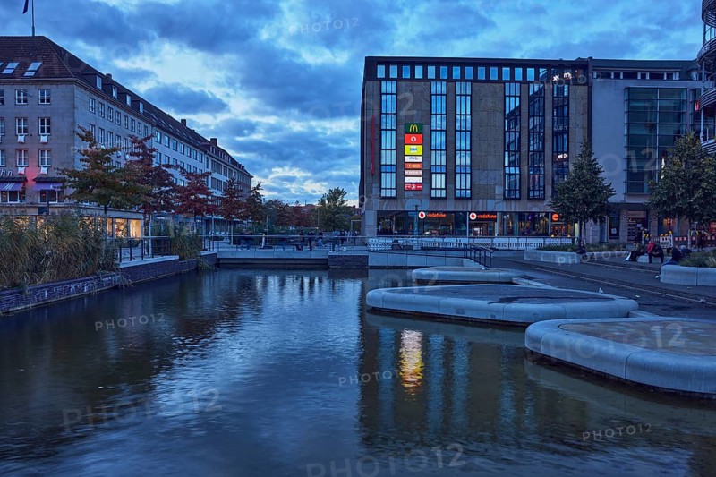 Kleiner Kiel Canal, Holstenfleet, water area, commercial building, historic commercial building, modern architecture, abstract reflections on the water surface, trees, evening blue hour, blue evening sky, cumulus clouds, Holstenstraße, Kiel, state capital, district-free city, Schleswig-Holstein, Germany