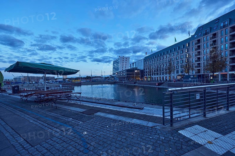 Boat harbor, water area, general architecture, commercial building, modern architecture, outdoor area of a restaurant, Dean and David Franchise GmbH, Hotel, Accor Group, Adagio Access, ibis Styles, casino, Schwedenkai ferry terminal, stainless steel railings, evening blue hour, blue evening sky, cumulus clouds, Wall, Holstenbrücke and Kaistraße streets, Kiel, state capital, district-free city, Schleswig-Holstein, Germany