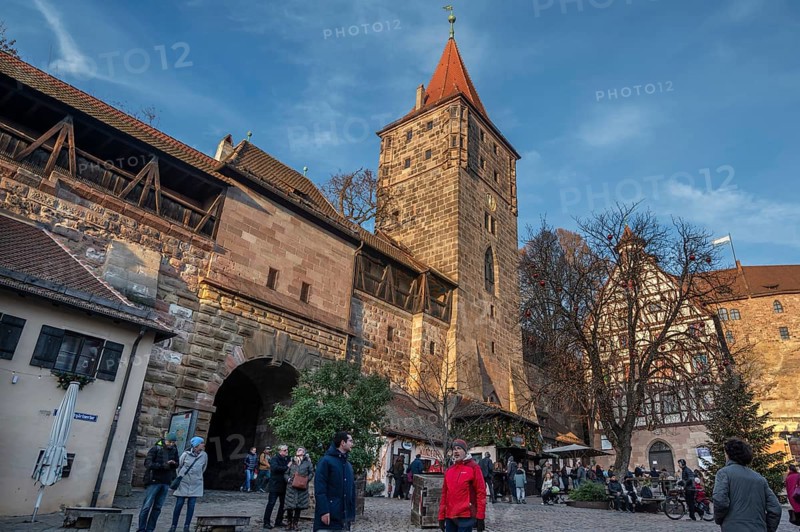 Medieval Tiergärtnertorturm, on the right the historic Pilatushaus, Tiergärtnertor, Nuremberg, Middle Franconia, Bavaria, Germany
