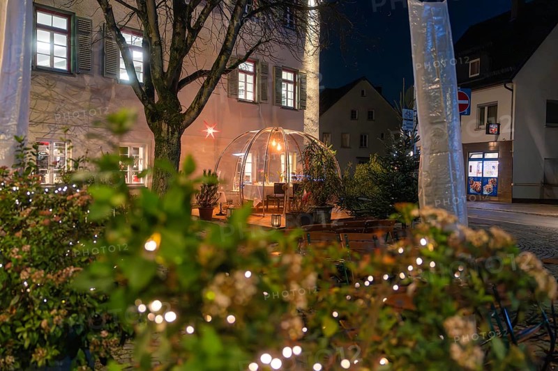 An illuminated dome at night with plants in the foreground, outdoor lights, and street atmosphere, Gastro Bubbles, Sindelfingen, Germany