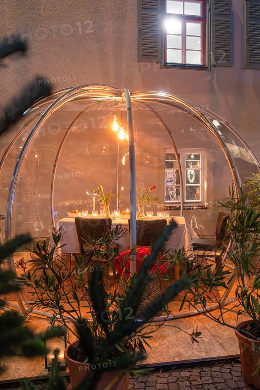 An illuminated greenhouse with an attractively set table for an intimate dinner, Gastro Bubbles, Sindelfingen, Germany