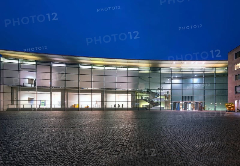 Neues Museum, State Museum of Art and Design, in evening lighting, Luitpoldstr. 5, Nuremberg, Middle Franconia, Bavaria, Germany