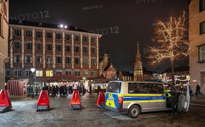 Securing the evening Christmas market through poizei and barriers, Hauptmarkt, Nuremberg Middle Franconia, Bavaria, Germany