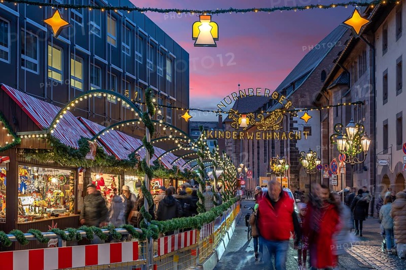 Christmas stands and lighting on the way to children's Christmas, Hans-Sachs-Platz, Nuremberg, Middle Franconia, Bavaria, Germany