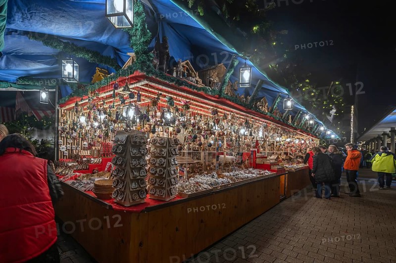 Stand with Christmas decorations at the Christkindlesmarkt, Hauptmarkt, Nuremberg, Middle Franconia, Bavaria, Germany