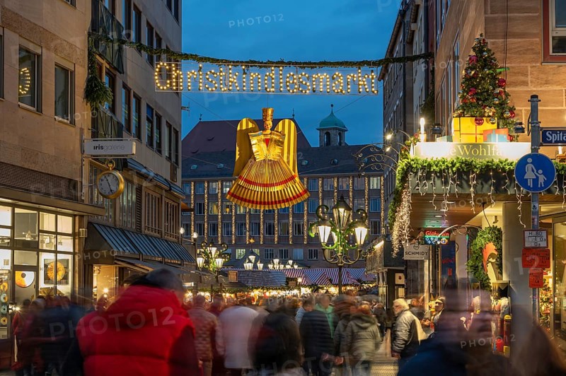 Entrance to Nuremberg Christmas Market in evening lighting, Hauptmarkt, Nuremberg, Middle Franconia, Bavaria, Germany