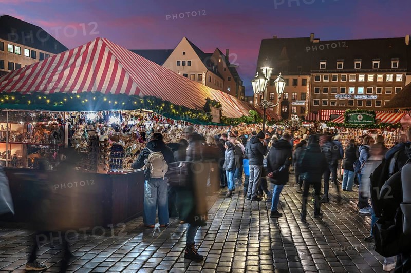 Stalls selling Christmas decorations at the Christmas market in evening lighting, Hauptmarkt, Nuremberg, Middle Franconia, Bavaria, Germany