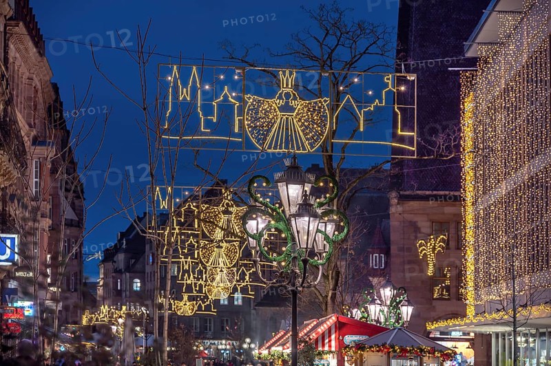 Christmas lighting and stalls on the way to the Nuremberg Christmas Market, Königstraße, Nuremberg, Middle Franconia, Bavaria, Germany