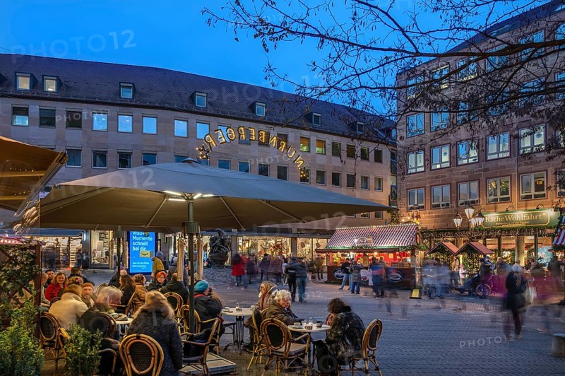 Busy alleyway café in the evening during Advent in Spitalgasse, Nuremberg, Middle Franconia, Bavaria, Germany