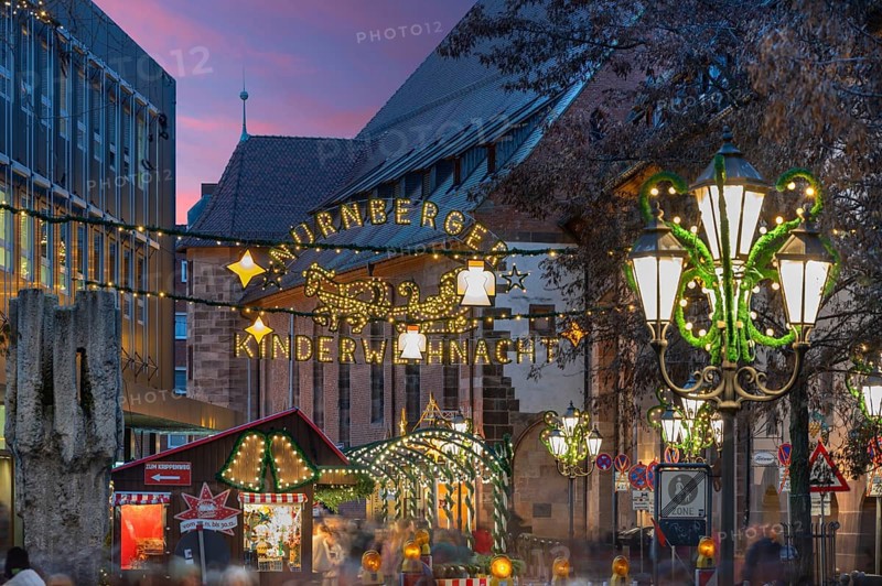 Christmas stands and lighting on the way to children's Christmas in the evening, Hans-Sachs-Platz, Nuremberg, Middle Franconia, Bavaria, Germany