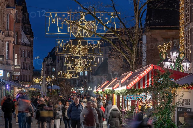 Christmas lights and stalls on the way to the Christkindlesmarkt, Hans-Sachs-Platz, Nuremberg, Middle Franconia, Bavaria, Germany