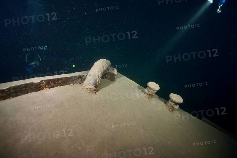 Divers examine a ledi wreck, wreck of a ledi ship, Ledi ship, cargo ship for mass freight, bulk cargo, at night in Lake Walen. Tauchplatz Känzeli, Mols, Canton of St. Gallen, Switzerland