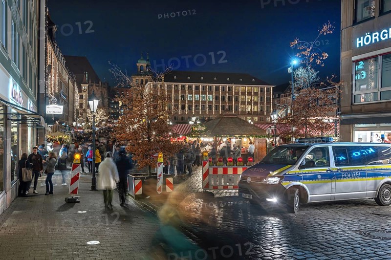 Securing the evening Christmas market through poizei and barriers, Hauptmarkt, Nuremberg Middle Franconia, Bavaria, Germany