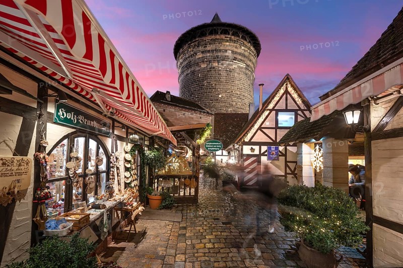 Evening atmosphere in the Handwerkerhof during Advent, the Königstorturm in the back, built around 1550, Nuremberg, Middle Franconia, Bavaria, Germany
