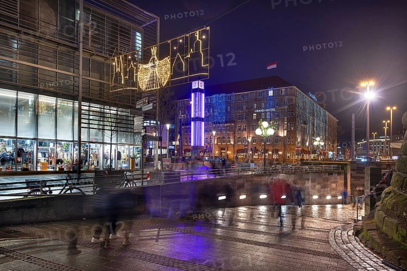 Advent lighting at the Grand Hotel and Königstor, Nuremberg, Middle Franconia, Bavaria, Germany
