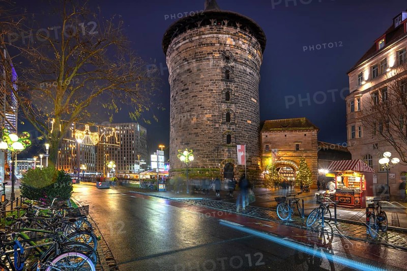 Advent lighting at Königstor, Königstorturm on the right and entrance to the Handwerkerhof, Nuremberg, Middle Franconia, Bavaria, Germany