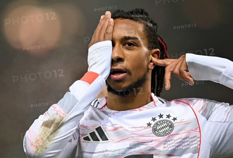 Goal celebration gesture Michael Olise FC Bayern Munich FCB (17) after surviving eye surgery, eye surgery, Voith-Arena, Heidenheim, Baden-Württemberg, Germany