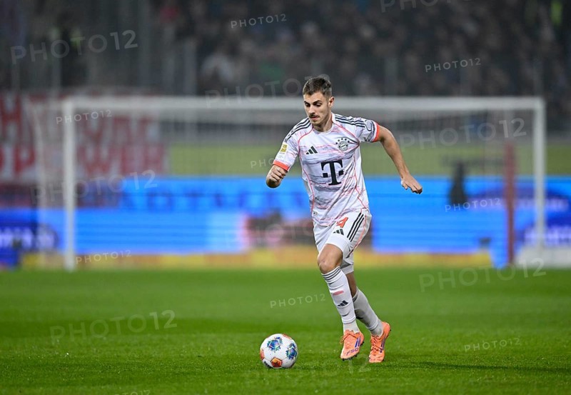 Josip Stanisic FC Bayern Munich FCB (44) Action on the ball Voith-Arena, Heidenheim, Baden-Württemberg, Germany