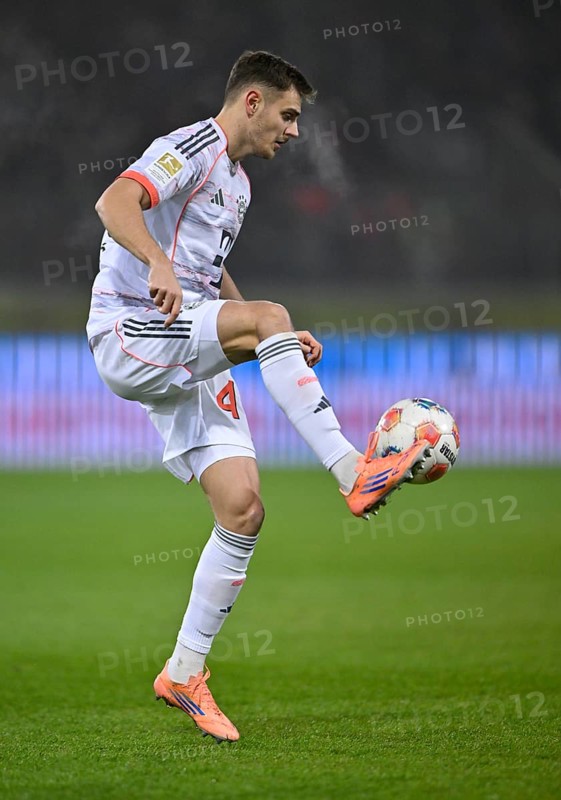 Josip Stanisic FC Bayern Munich FCB (44) Action on the ball Voith-Arena, Heidenheim, Baden-Württemberg, Germany