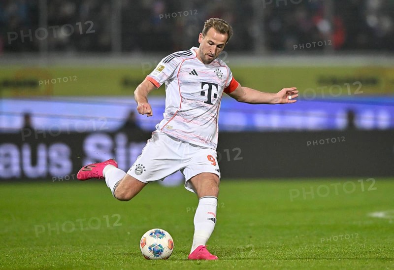 Harry Kane FC Bayern Munich FCB (09) Action on the ball Voith-Arena, Heidenheim, Baden-Württemberg, Germany