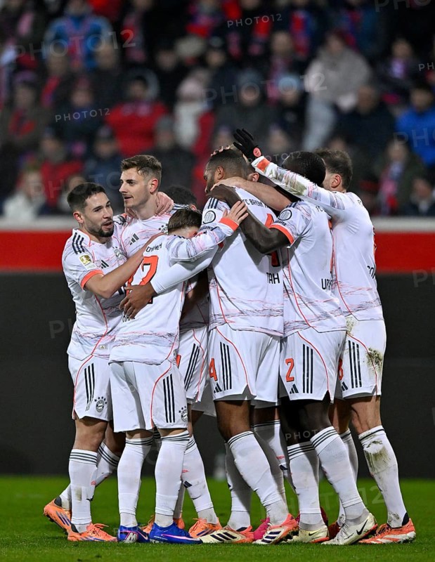 Goal celebration Raphael Guerreiro FC Bayern Munich FCB (22) Josip Stanisic FC Bayern Munich FCB (44) Lennart Karl Bayern Munich FCB (42) Jonathan Tah FC Bayern Munich FCB (04) Dayot Upamecano FC Bayern Munich FCB (02) Leon Goretzka FC Bayern Munich FCB (08) Voith-Arena, Heidenheim, Baden-Württemberg, Germany